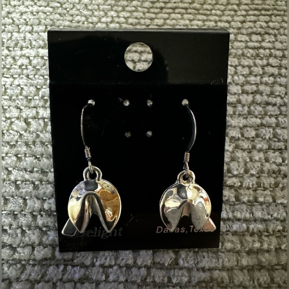 BNWT Vintage Fortune Cookie Earrings Silver Tone Wire Dessert Cookie Fortune